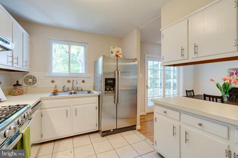 8519 Lancashire Dr, Springfield, VA 22151 photo 12