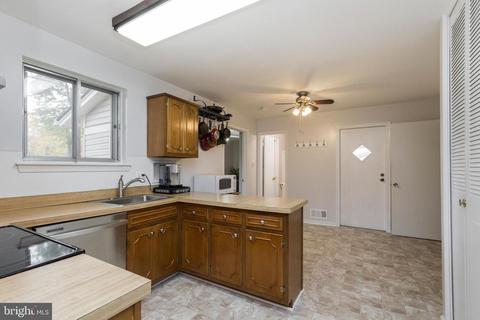 8526 Parliament Dr, Springfield, VA 22151 photo 9