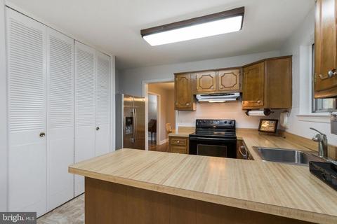 8526 Parliament Dr, Springfield, VA 22151 photo 11