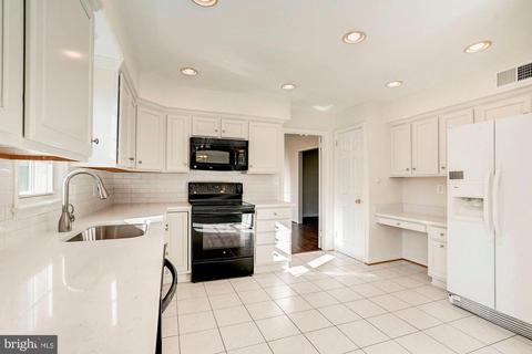 7915 Foxhound Rd, Mclean, VA 22102 photo 6