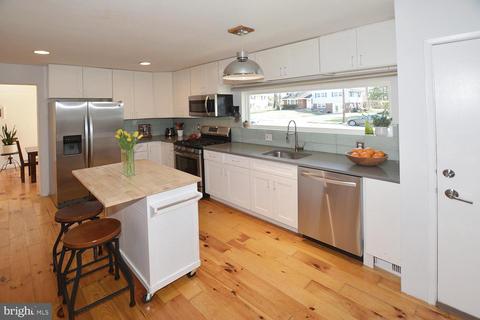 7512 Hogarth St, Springfield, VA 22151 photo 2