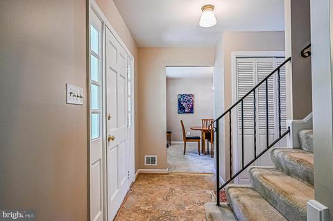6812 Reynard Dr, Springfield, VA 22152 photo 4