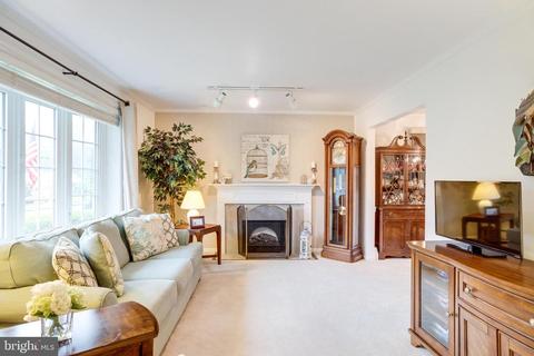8810 Cromwell Dr, Springfield, VA 22151 photo 5