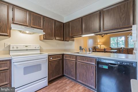 8246 Crestmont Cir, Springfield, VA 22153 photo 2