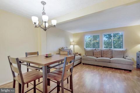 8246 Crestmont Cir, Springfield, VA 22153 photo 4