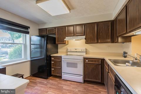 8246 Crestmont Cir, Springfield, VA 22153 photo 3