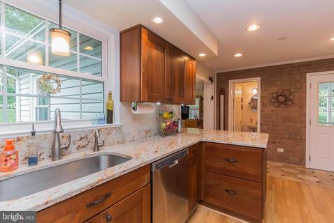 8807 Dianne Pl, Springfield, VA 22152 photo 9