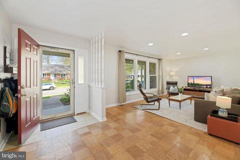 5228 Perth Ct, Springfield, VA 22151 photo 2