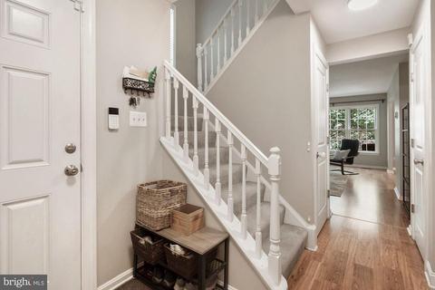 2181 Pond View Ct, Reston, VA 20191 photo 2