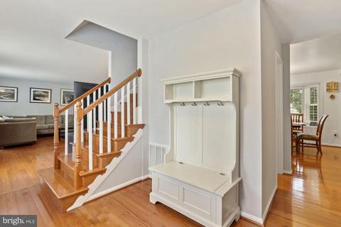 7919 Viola St, Springfield, VA 22152 photo 2