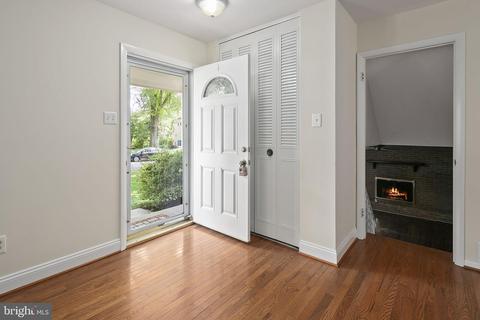 6504 Greenview Ln, Springfield, VA 22152 photo 3