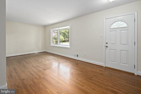 6504 Greenview Ln, Springfield, VA 22152 photo 4