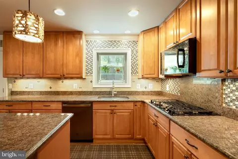 7021 Maple Tree Ln, Springfield, VA 22152 photo 15