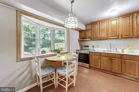 6404 Charnwood St, Springfield, VA 22152 photo 8