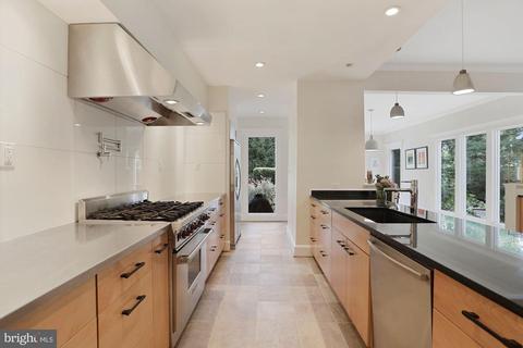 8201 Spring Hill Ln, Mclean, VA 22102 photo 3