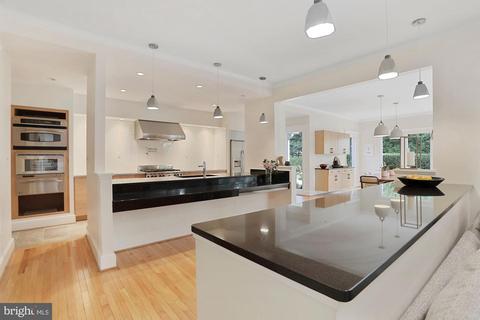 8201 Spring Hill Ln, Mclean, VA 22102 photo 1