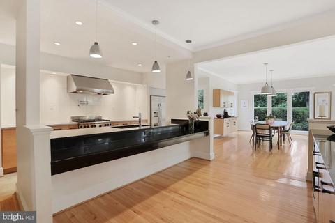 8201 Spring Hill Ln, Mclean, VA 22102 photo 2