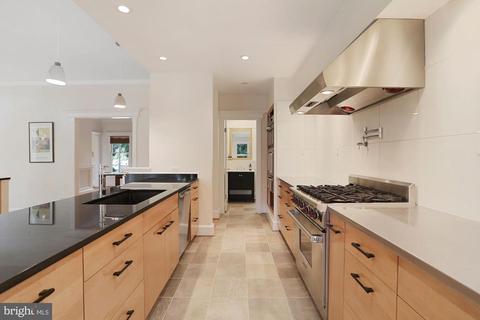 8201 Spring Hill Ln, Mclean, VA 22102 photo 4
