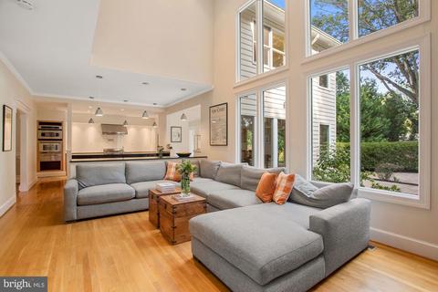 8201 Spring Hill Ln, Mclean, VA 22102 photo 9
