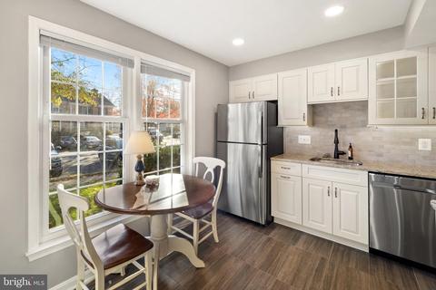 7040 Bradwood Ct, Springfield, VA 22151 photo 9
