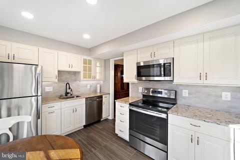 7040 Bradwood Ct, Springfield, VA 22151 photo 8