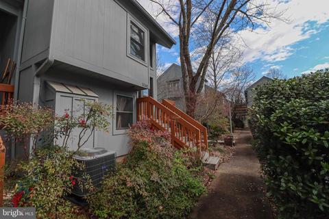 11162 Glade Dr, Reston, VA 20191 photo 3