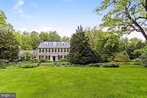 7100 Holyrood Dr, Mclean, VA 22101 photo 2