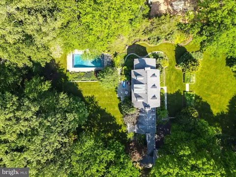 7100 Holyrood Dr, Mclean, VA 22101 photo 3