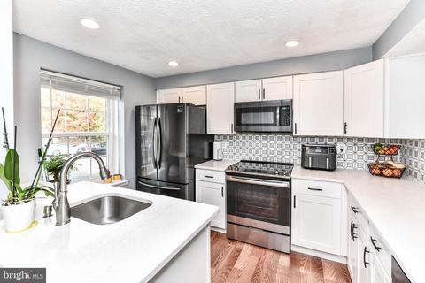 8240 Crestmont Cir, Springfield, VA 22153 photo 4