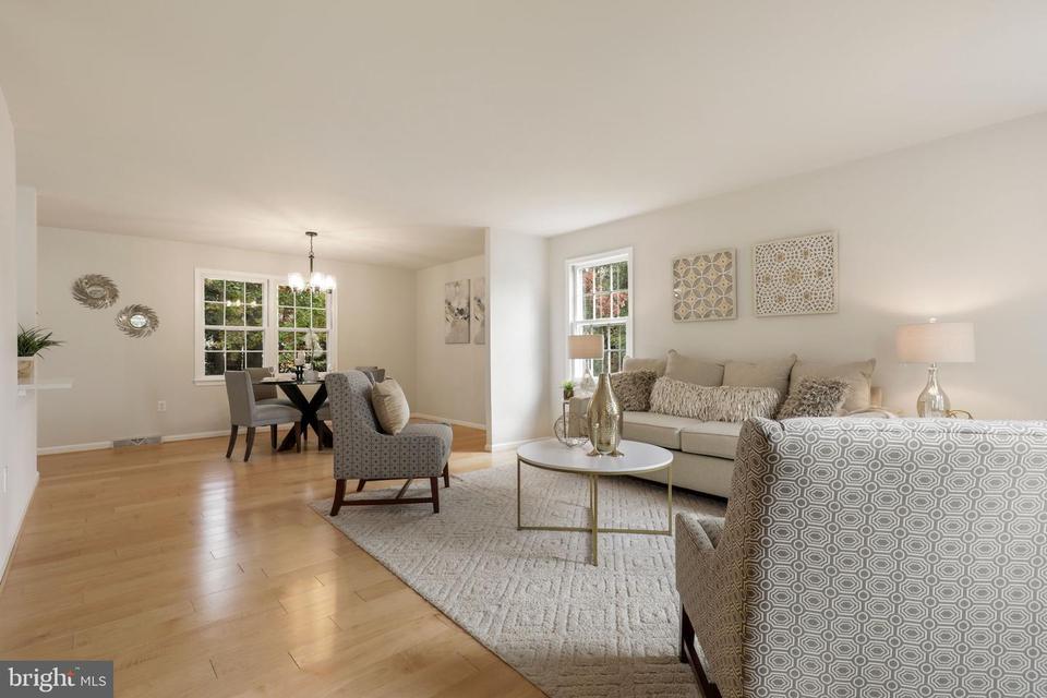  10814 Rippon Lodge Dr, Fairfax, VA 22032 photo 5