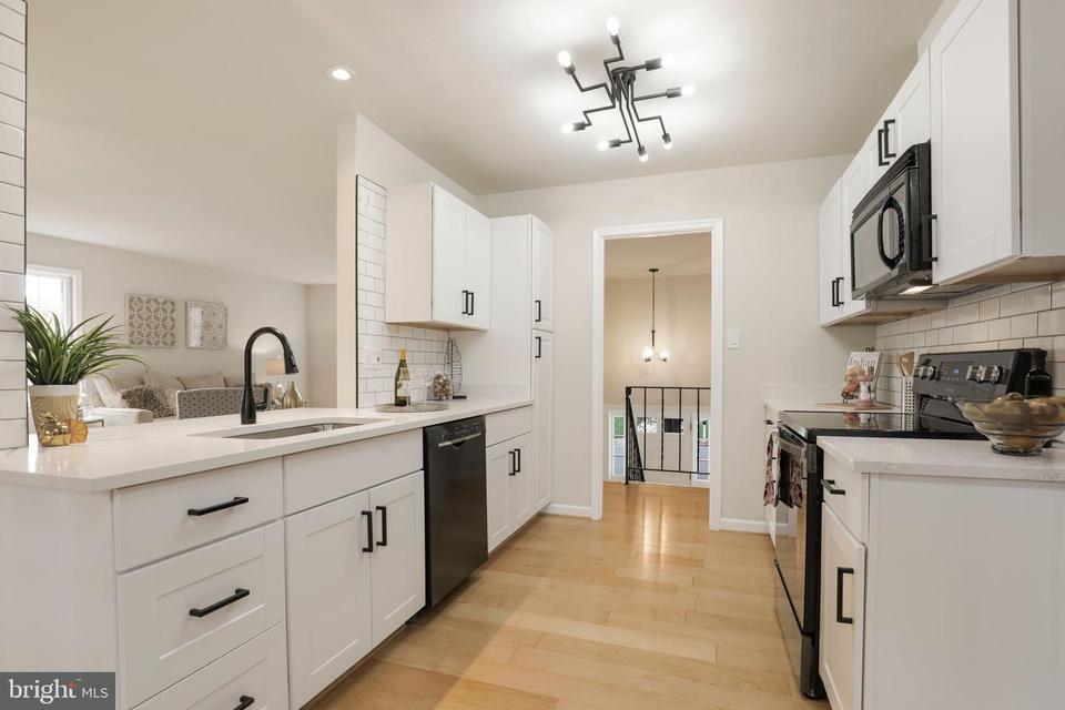  10814 Rippon Lodge Dr, Fairfax, VA 22032 photo 17