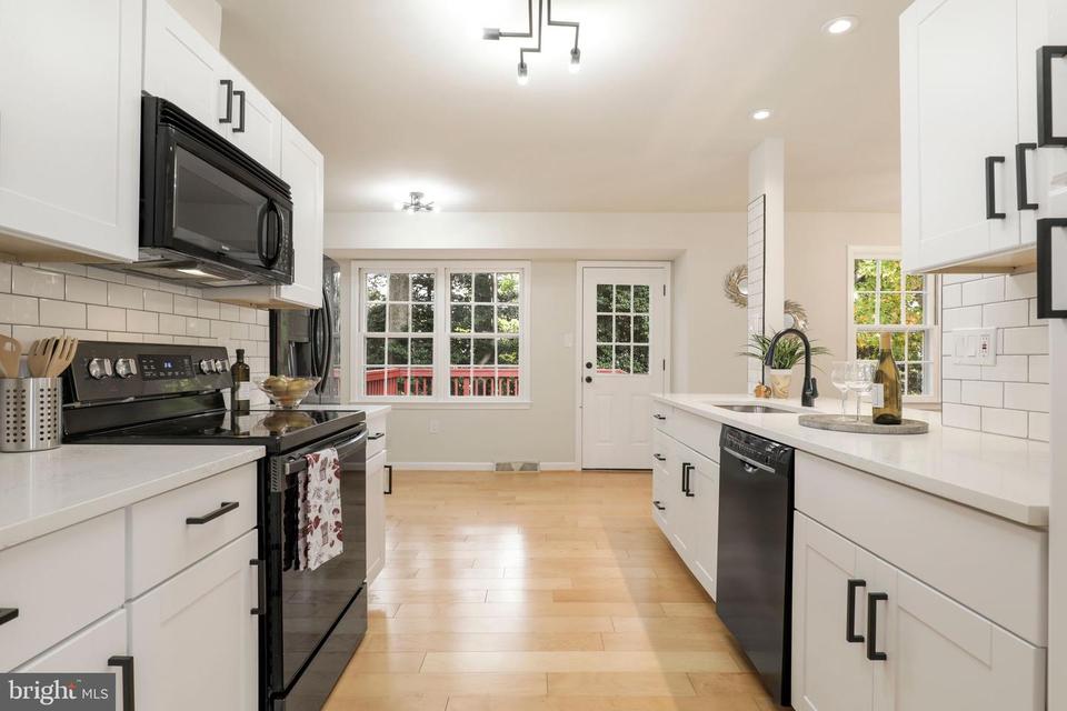  10814 Rippon Lodge Dr, Fairfax, VA 22032 photo 18