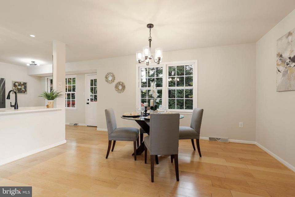 10814 Rippon Lodge Dr, Fairfax, VA 22032 photo 9