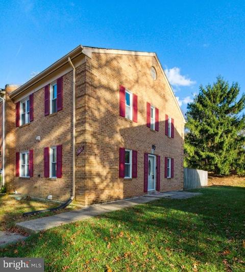 9819 Lakepointe Dr, Burke, VA 22015