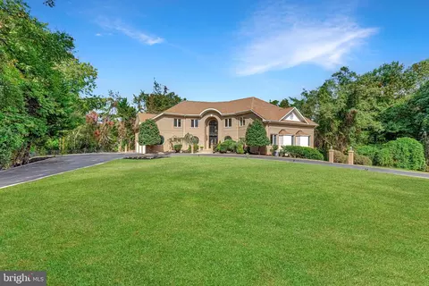 8816 Gallant Green Dr, Mclean, VA 22102