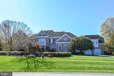 730 Strawfield Ln, Great Falls, VA 22066