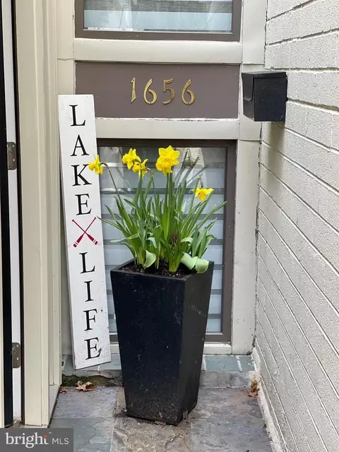 1656 Waters Edge Ln, Reston, VA 20190