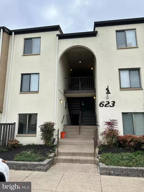 623 Center St #102, Herndon, VA 20170