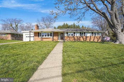 3318 Longbranch Dr, Falls Church, VA 22041