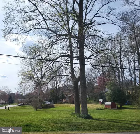 8316 Dixon St, Lorton, VA 22079