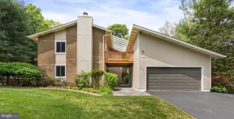 2742 Valestra Cir, Oakton, VA 22124