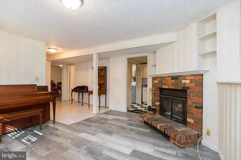 8482 Magic Tree Ct, Springfield, VA 22153 photo 4