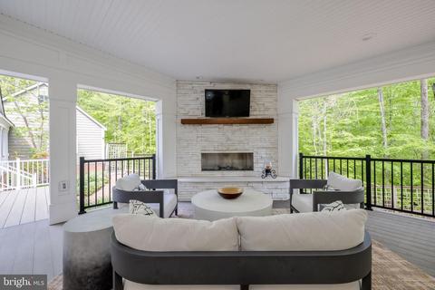 8209 Copperglow Trl, Fairfax Station, VA 22039