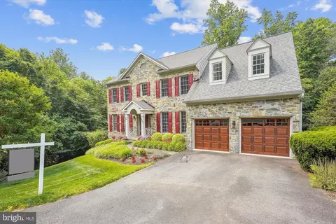 8757 Center Rd, Springfield, VA 22152