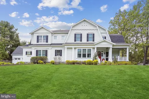 8462 Holly Leaf Dr, Mclean, VA 22102