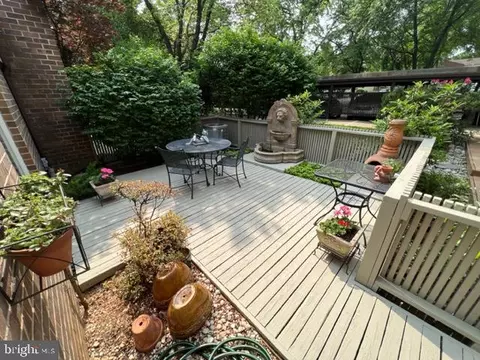 11436 Links Dr, Reston, VA 20190 photo 2