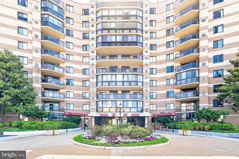 8340 Greensboro Dr #226, Mclean, VA 22102
