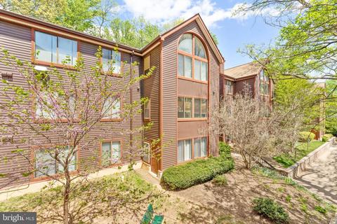 2802 Lee Oaks Pl #303, Falls Church, VA 22046