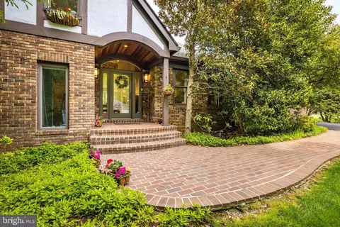 8428 Holly Leaf Dr, Mclean, VA 22102 photo 4