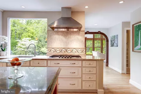 8428 Holly Leaf Dr, Mclean, VA 22102 photo 12
